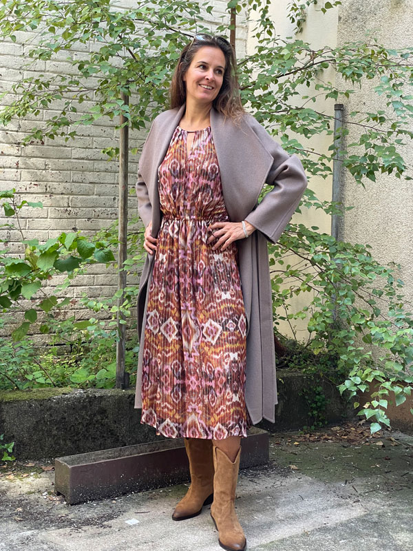 Herbst-Mode Damen Herbst-Kleid mit Muster und langer Jacke
